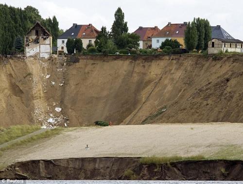 В Германии оползень смыл в пропасть два дома
