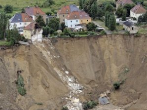 В Германии оползень смыл в пропасть два дома