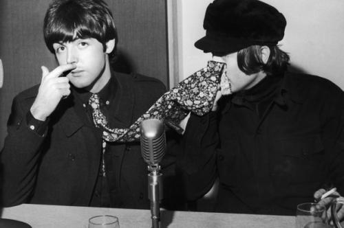 Самые забавные редкие фото Джона Леннона