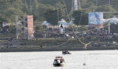 Канатоходцы балансировали над корейской рекой