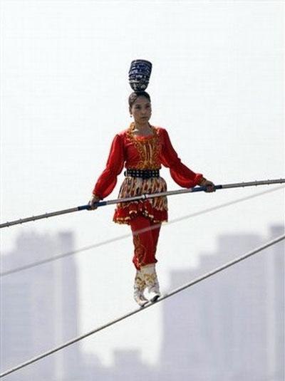 Канатоходцы балансировали над корейской рекой