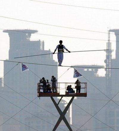 Канатоходцы балансировали над корейской рекой