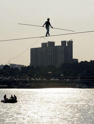 Канатоходцы балансировали над корейской рекой