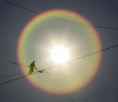 Канатоходцы балансировали над корейской рекой