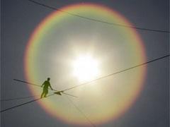 Канатоходцы балансировали над корейской рекой