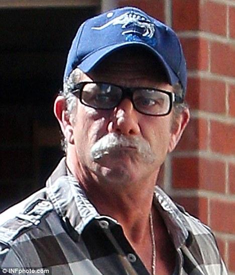 Мел Гибсон приклеил фальшивые усы