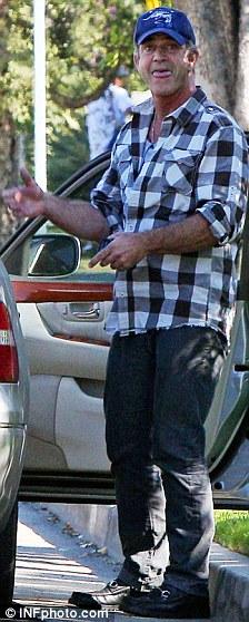 Мел Гибсон приклеил фальшивые усы