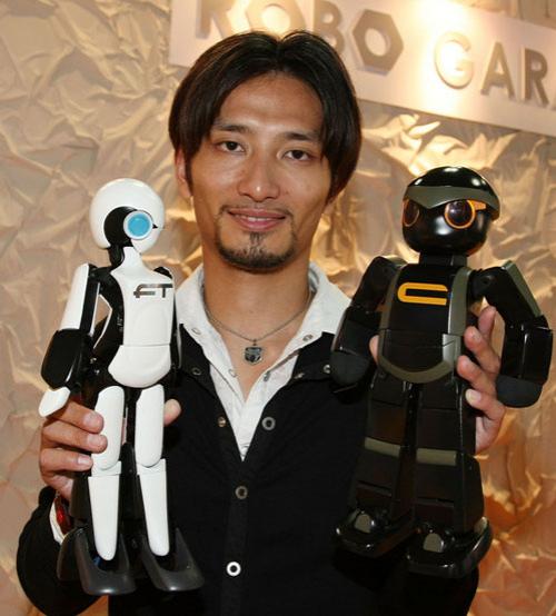 В Японии представлен самый маленький робот-андроид