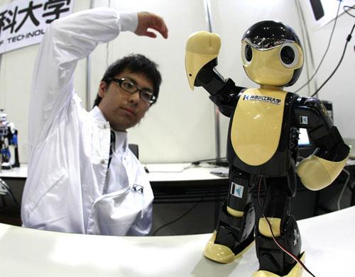 В Японии представлен самый маленький робот-андроид