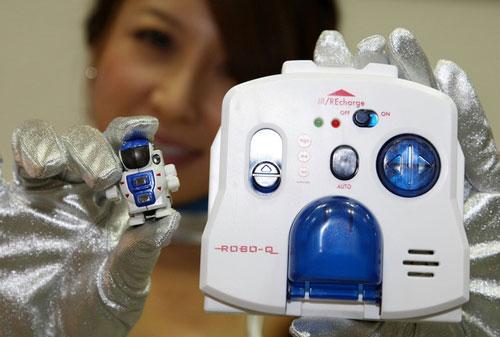 В Японии представлен самый маленький робот-андроид