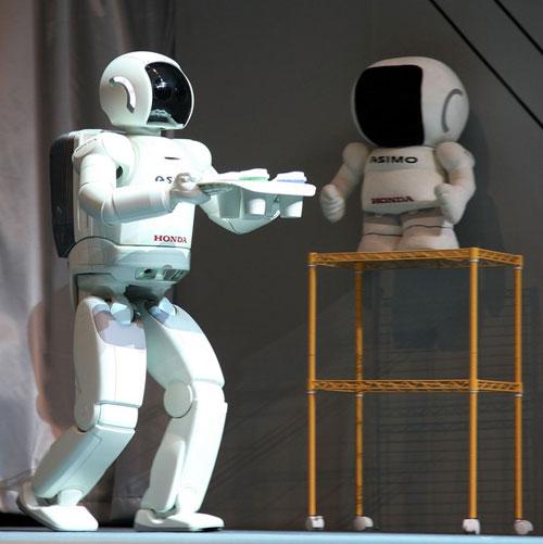 В Японии представлен самый маленький робот-андроид