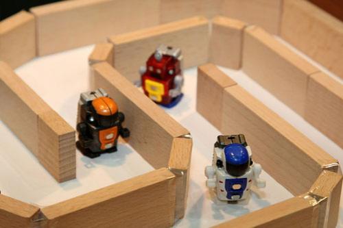 В Японии представлен самый маленький робот-андроид