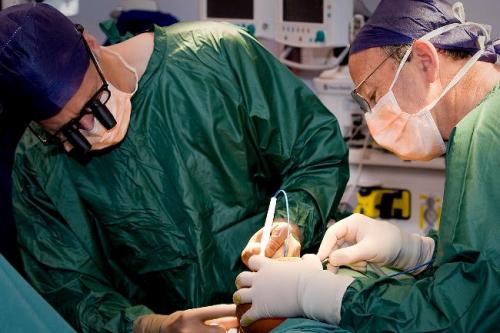 Врачи разделили мозг сиамских близнецов