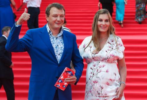 Звезды, которые познакомились со своей второй половинкой в интернете