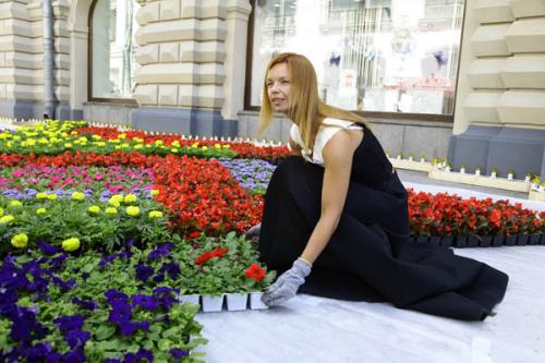 Российские знаменитости украсили ГУМ цветами