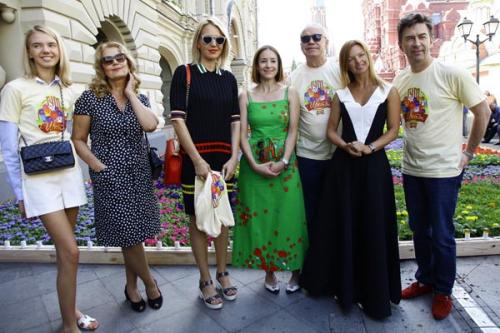 Российские знаменитости украсили ГУМ цветами
