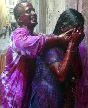 Холи вымазал Индию во все цвета радуги