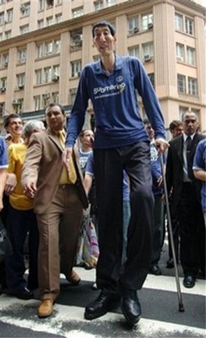 Самый высокий человек в мире совершил вояж в Бразилию