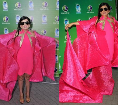 "Стилист нахимичил": наряды звезд, рассмешившие фанатов