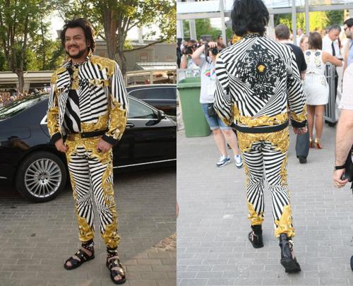 "Стилист нахимичил": наряды звезд, рассмешившие фанатов