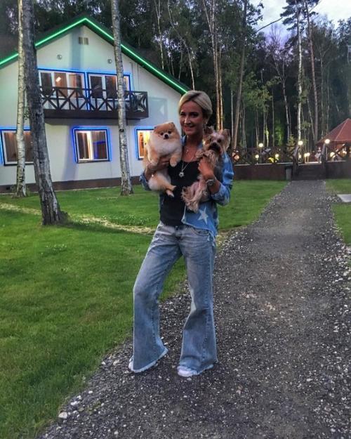 "Стилист нахимичил": наряды звезд, рассмешившие фанатов