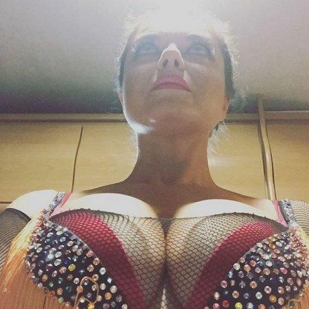 "Стилист нахимичил": наряды звезд, рассмешившие фанатов