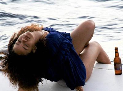 Рианна выложила в Интернет свое фото топлесс