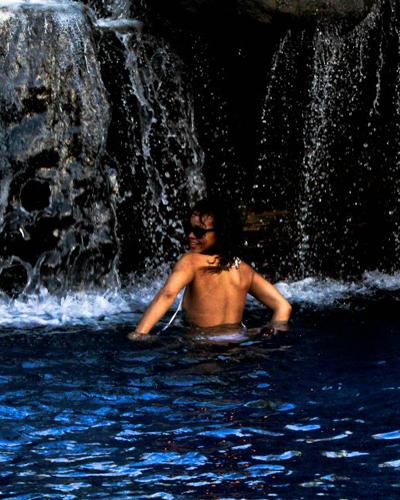 Рианна выложила в Интернет свое фото топлесс