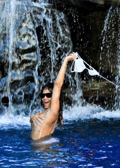 Рианна выложила в Интернет свое фото топлесс