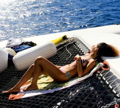 Рианна выложила в Интернет свое фото топлесс