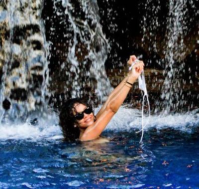 Рианна выложила в Интернет свое фото топлесс