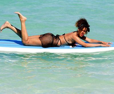 Рианна выложила в Интернет свое фото топлесс