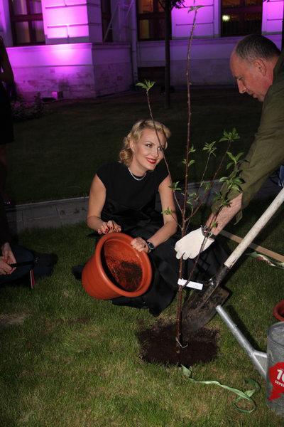 «Черешню» от Олега Янковского раздали звездам искусства