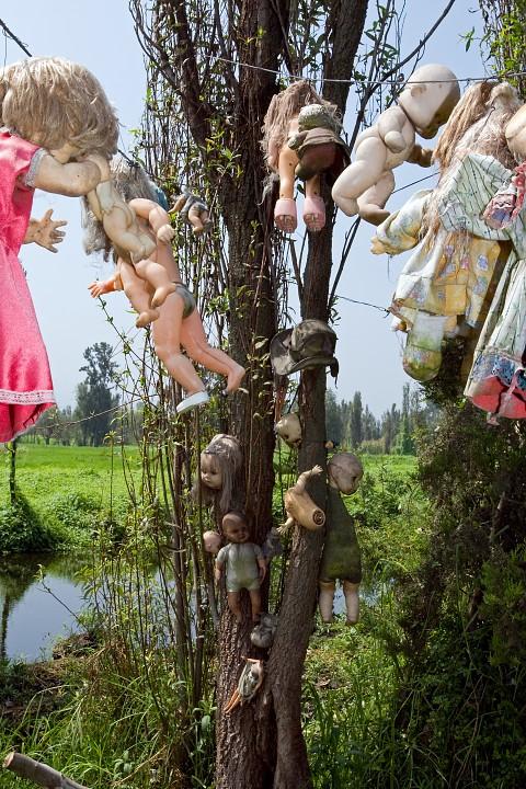 Кладбище кукол притягивает туристов