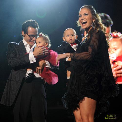 Дженнифер Лопез вывела детей на сцену