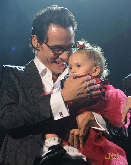 Дженнифер Лопез вывела детей на сцену