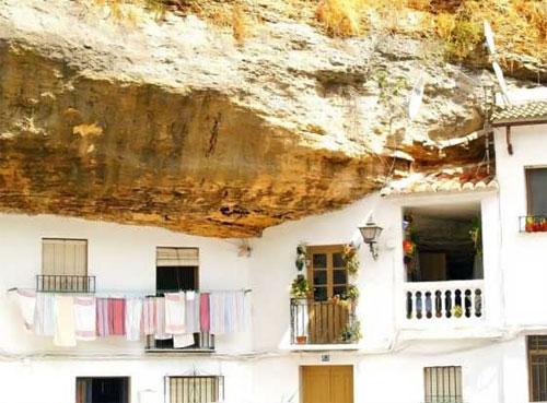 Город спрятавшийся в скале