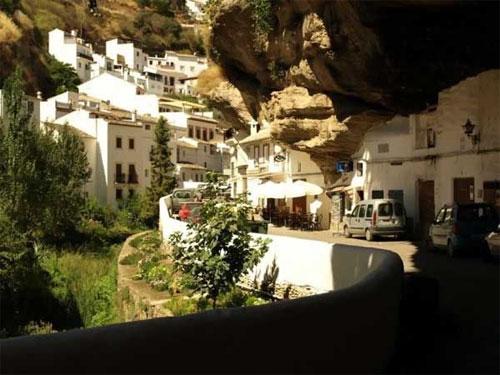 Город спрятавшийся в скале