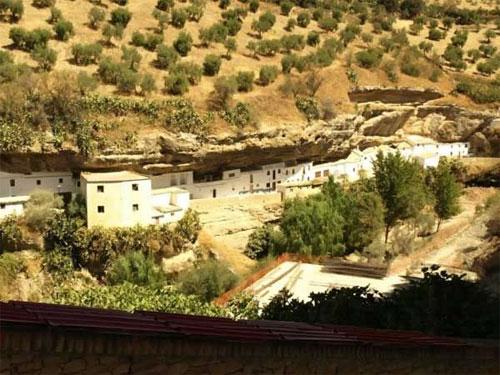 Город спрятавшийся в скале