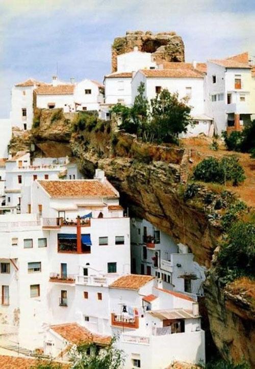 Город спрятавшийся в скале