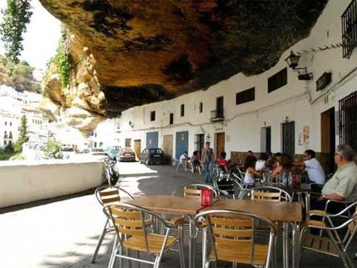 Город спрятавшийся в скале