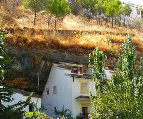 Город спрятавшийся в скале