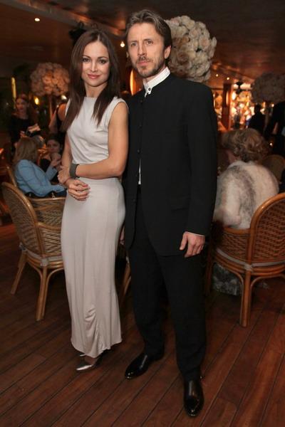 Наталья Подольская своим нарядом «приманивает аиста»