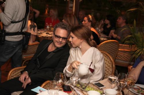 Наталья Подольская своим нарядом «приманивает аиста»