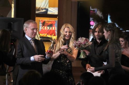 Наталья Подольская своим нарядом «приманивает аиста»