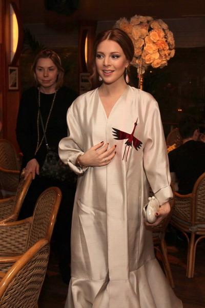 Наталья Подольская своим нарядом «приманивает аиста»