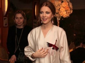 Наталья Подольская своим нарядом «приманивает аиста»