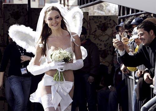 Чтобы охладить пыл зрителей, бельё показывали на морозе