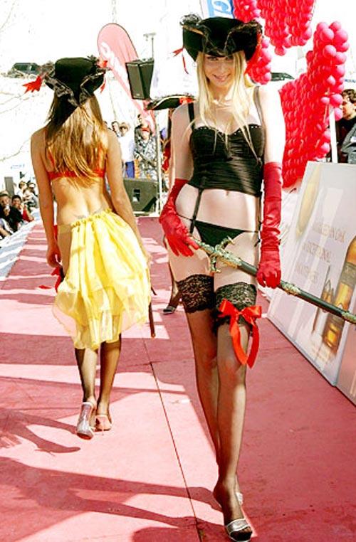 Чтобы охладить пыл зрителей, бельё показывали на морозе