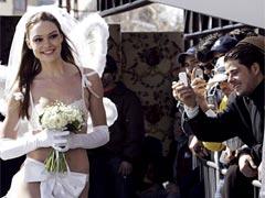 Чтобы охладить пыл зрителей, бельё показывали на морозе